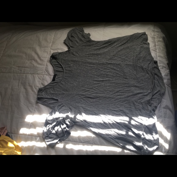 Grey shoulder cut flowing blouse. Size L. - Picture 3 of 8